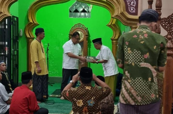 Daeng Manye Bagi Ribuan Al Qur’an Ke Warga Takalar Melalui Program ABATA Daeng Manye Bagi Ribuan Al Qur’an