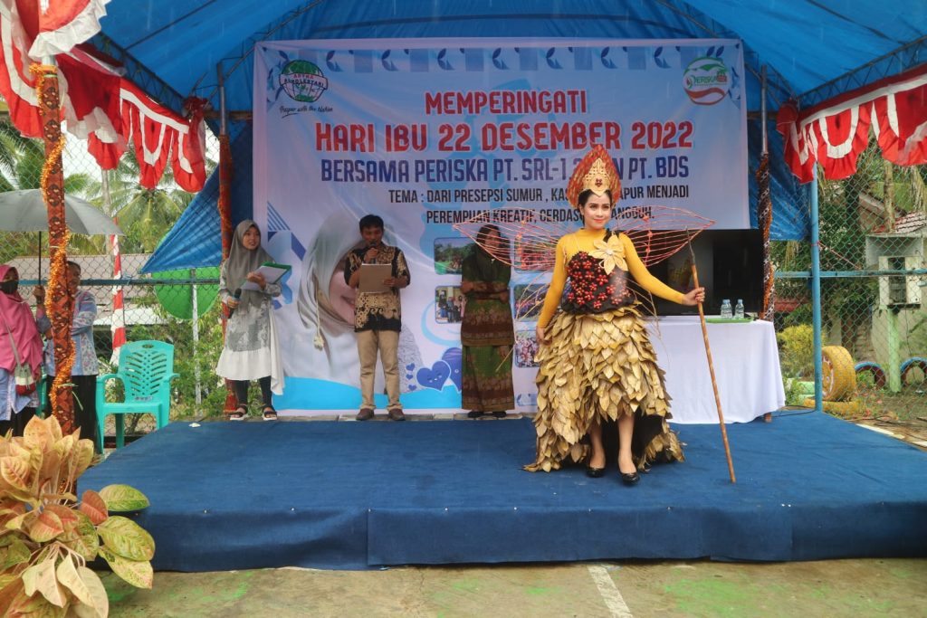 Peringati Hari Ibu, Periska PT Suryaraya Lestari Gelar Festival Baju Dari Limbah Sawit
