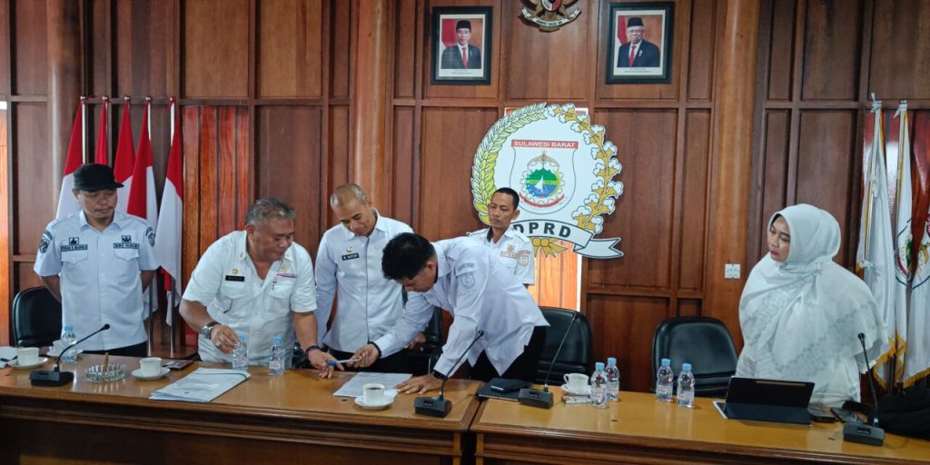 Serah terima Jabatan Sekretaris DPRD Prov. Sulbar Serah terima Jabatan Sekretaris DPRD Prov. Sulbar