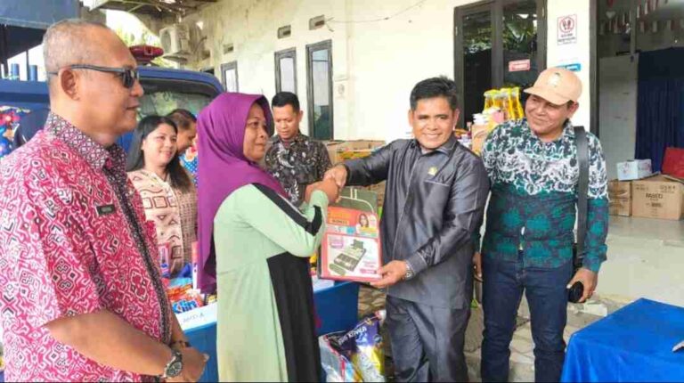DPRD Mamuju Tengah Kawal Penyaluran Bansos Kemensos kepada 153 Penerima Manfaat DPRD Mamuju Tengah Kawal Penyaluran Bansos Kemensos kepada 153 Penerima Manfaat